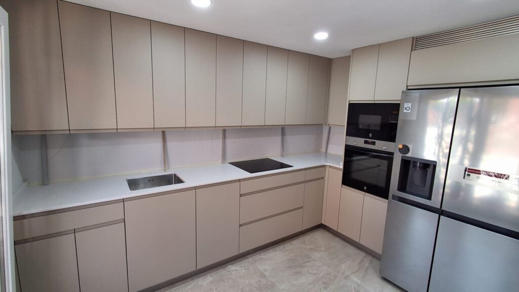 Cocina en L frentes arena