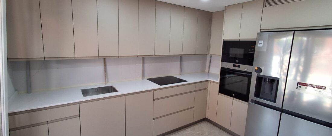 Cocina en L frentes arena