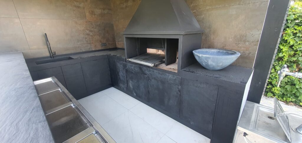 Cocina exterior con barbacoa