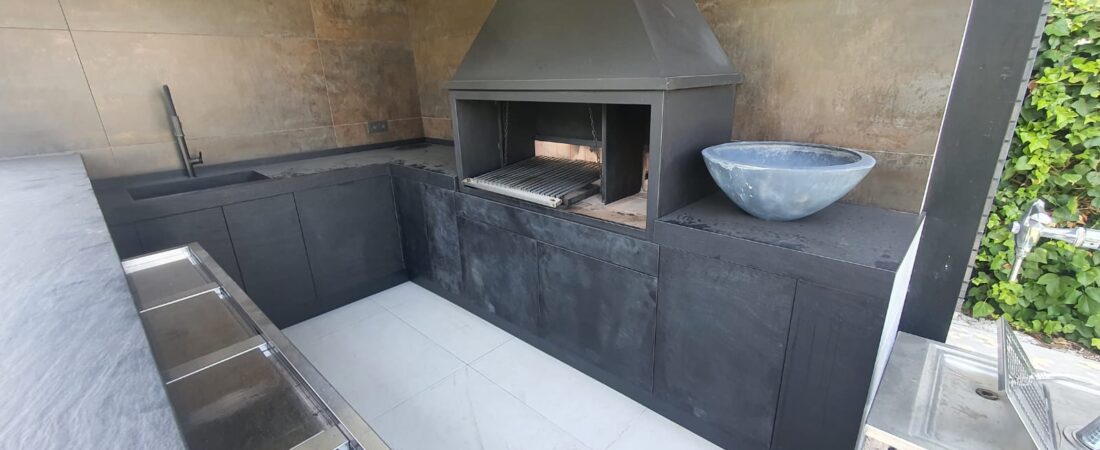 Cocina exterior con barbacoa