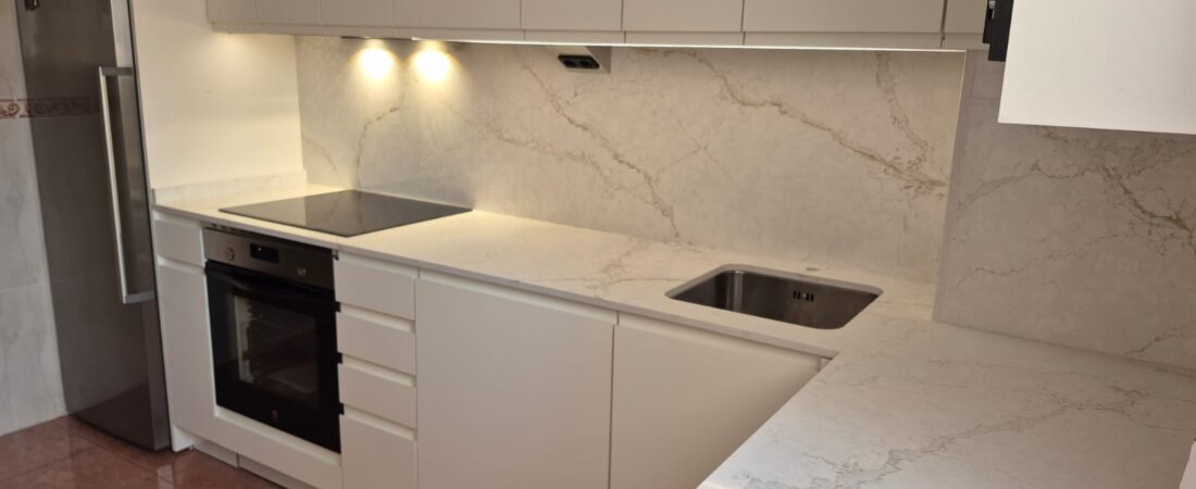 Cocina blanca con encimera efecto mármol