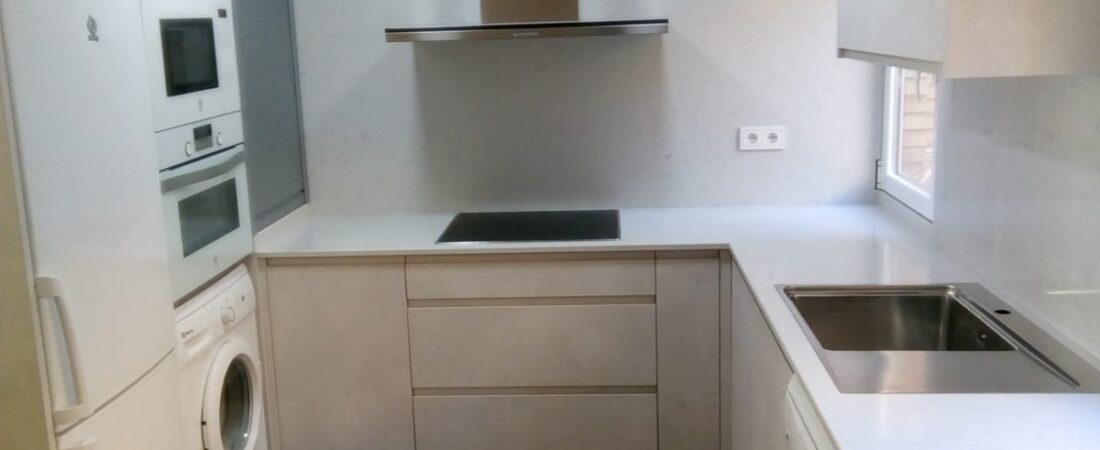 Cocina en U blanca