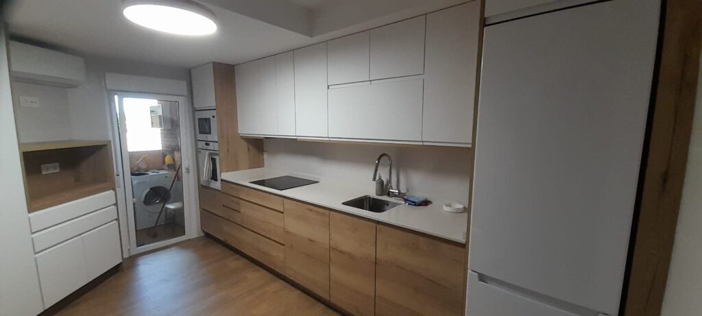 Cocina bicolor blanco y roble