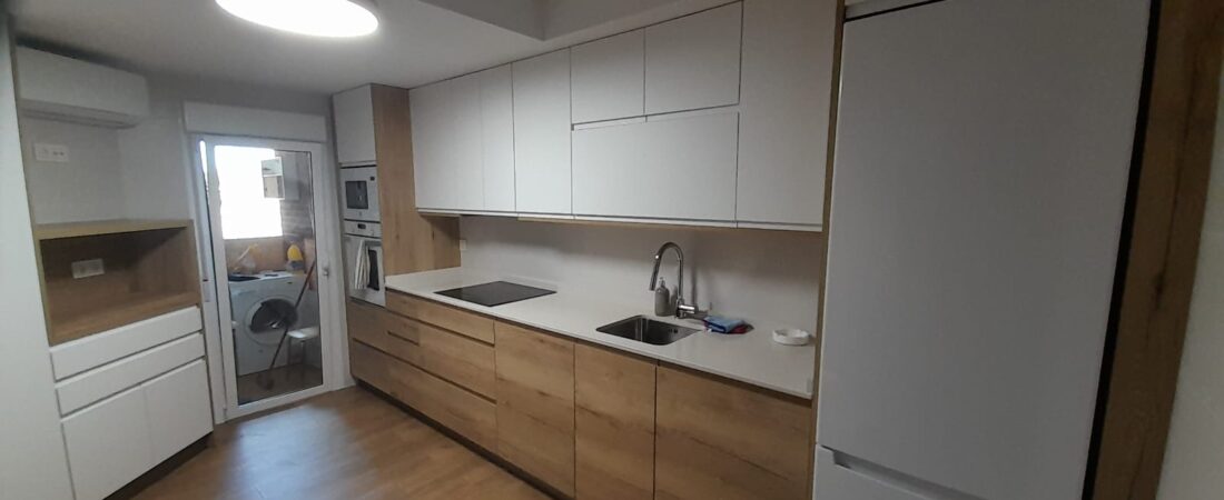 Cocina bicolor blanco y roble