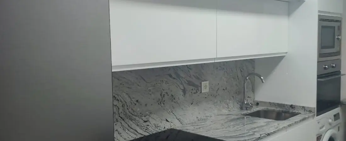 Cocina blanca con encimera de granito natural