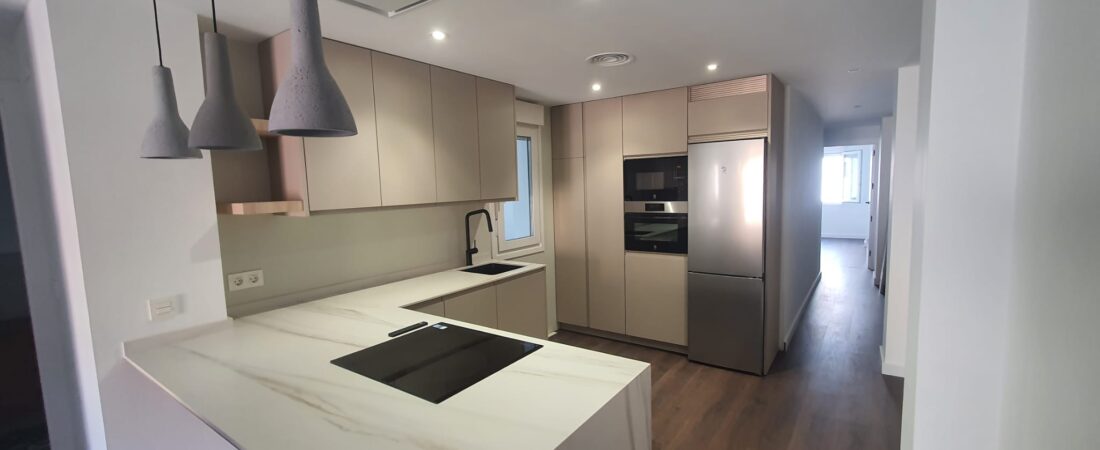 Cocina en L con península